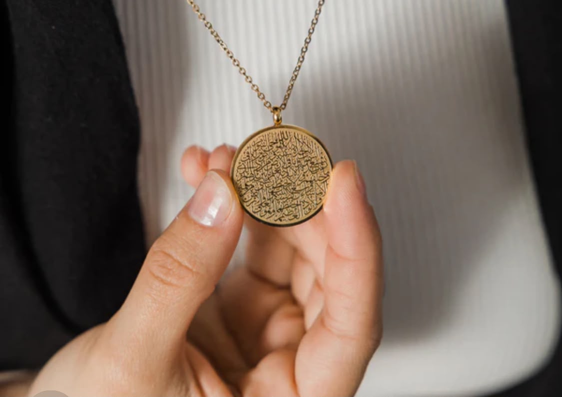 Collier doré avec médaillon gravé Ayat al-Kursi