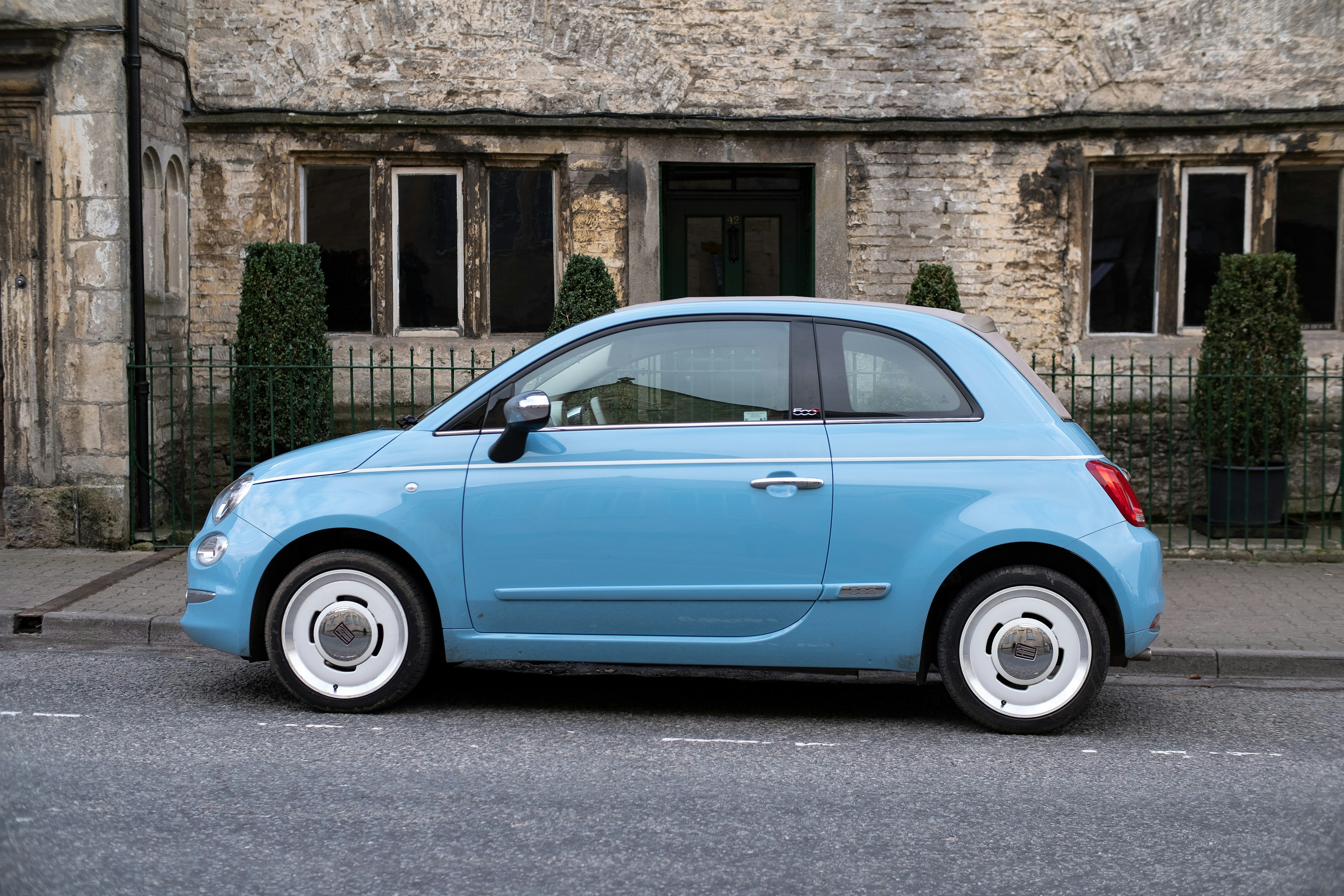 Voiture compacte bleue, illustrant les accessoires auto